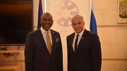 שר החוץ לפיד יחד עם יו"ר המשלחת גרגורי מיקס במשרד החוץ הישראל. | משרד החוץ