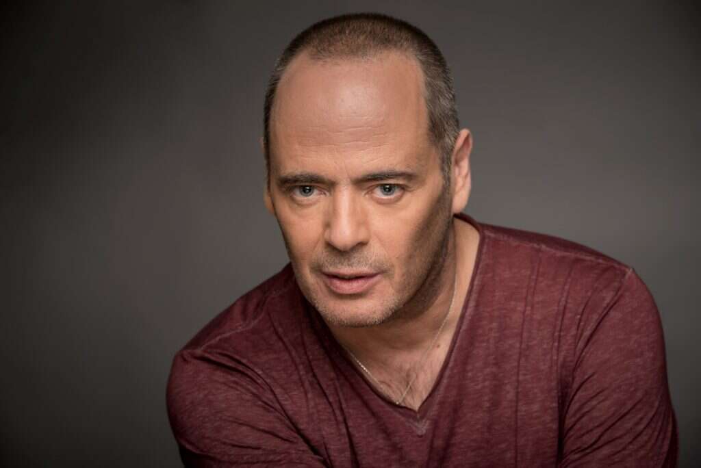 אדם. | ניקול דה קסטרו