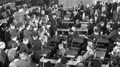 אנשי האס־אס שומעים את העדויות נגדם בפנים קפואות כאילו הדבר אינו נוגע להם כלל. משפט אושוויץ בפרנקפורט, דצמבר 1963. | גטי אימג'ס