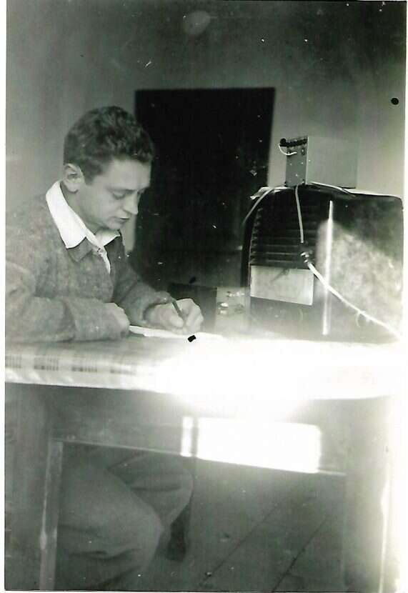 צבי טל בעמדת הקשר בנווה יעקב 1948. | באדיבות משפחת טל