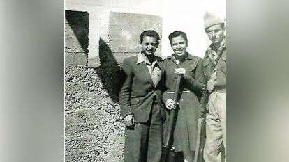 צבי (משמאל) ורעייתו לעתיד חנה בנוה- יעקב, 1948. | באדיבות משפחת טל