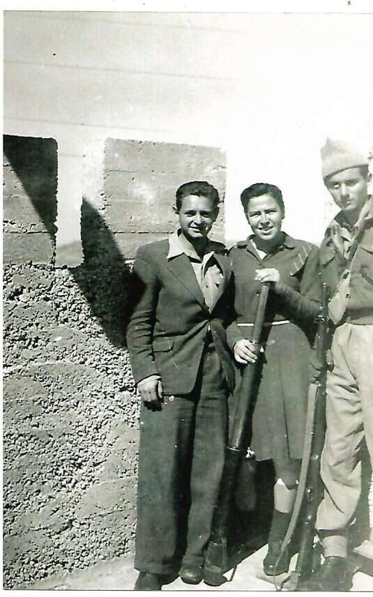 צבי (משמאל) ורעייתו לעתיד חנה בנוה- יעקב, 1948. | באדיבות משפחת טל