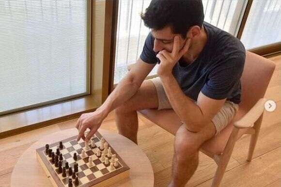 משחקי קופסה בסלון העירוני. | רם בשן