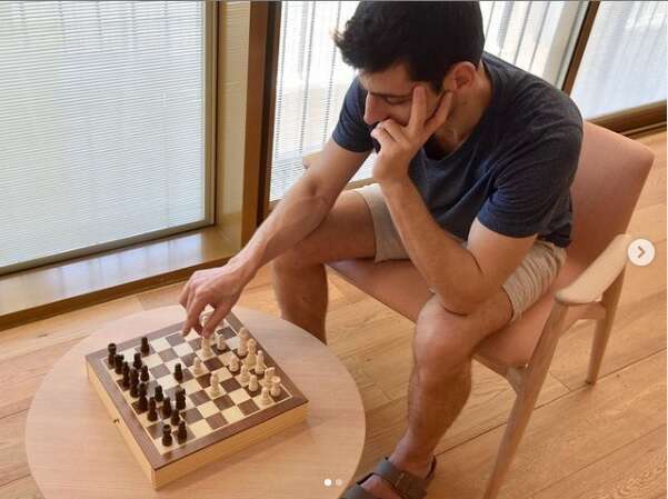 משחקי קופסה בסלון העירוני. | רם בשן