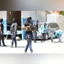 שוטרים סורקים אחר ראיות סמוך לארמון הנשיאות בבירת האיטי, לאחר ההתנקשות. | AFP