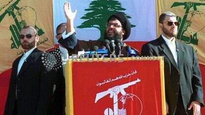 תשובת פלדה. נסראללה ב"נאום קורי העכביש" בבינת־ג'ביל, בשנת 2000. | רויטרס