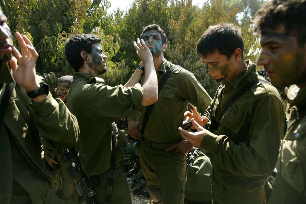 "אם ייתנו פקודה אני חוצה את הגדר בלי לחשוב פעמיים".
לוחמי גולני מתכוננים לכניסה ללבנון, קיץ 2006.