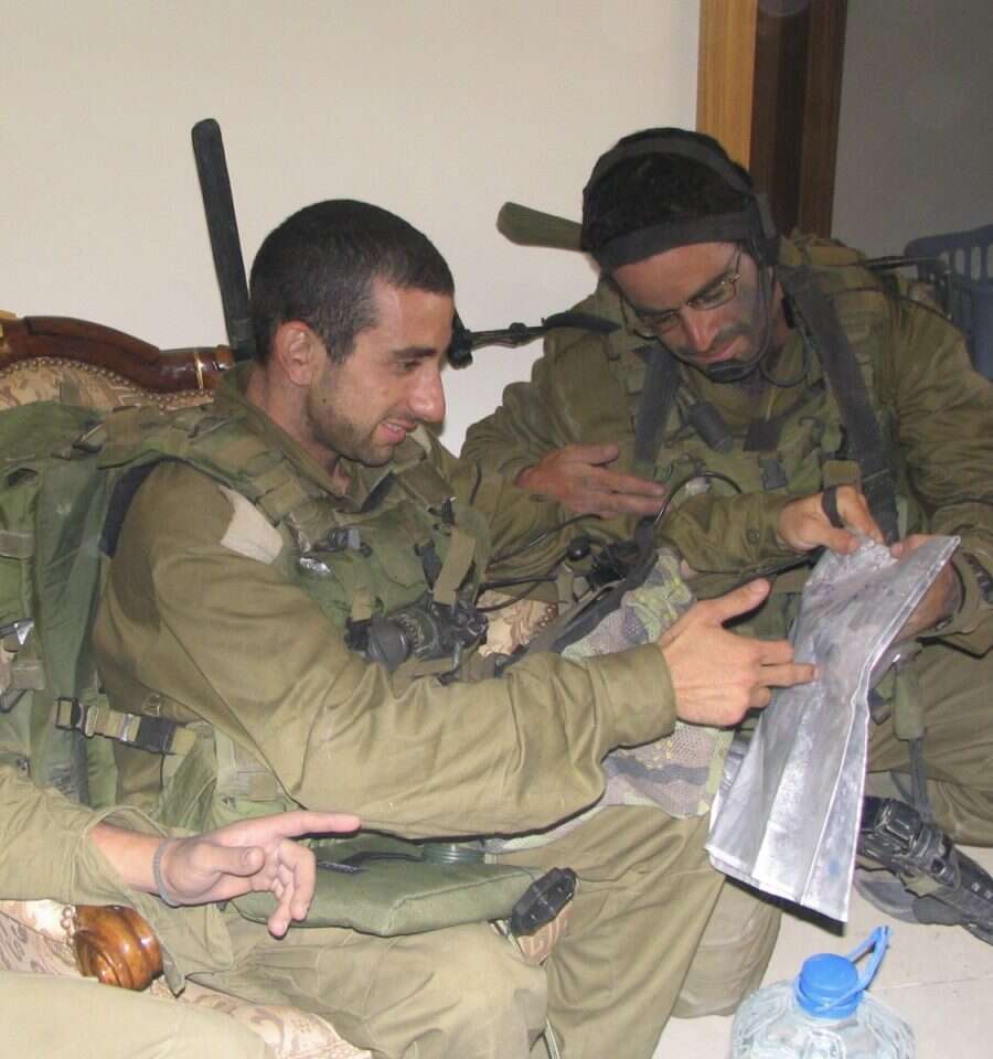 "הצלחתי לתפוס את המג"ד ולהגיד לו שאני נכנס לגזרה שלו, לסייע בחילוץ". אלקבץ בבית לבנוני במהלך המלחמה.