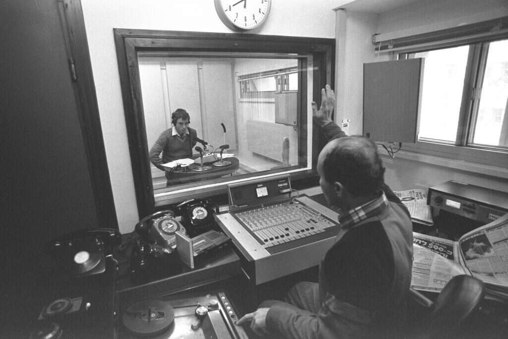 בתחילת שנות השמונים גל"צ לא הייתה כלל תחנת חדשות. אלכס אנסקי משדר באולפנים בירושלים, 1985. | סער יעקב- לע"מ