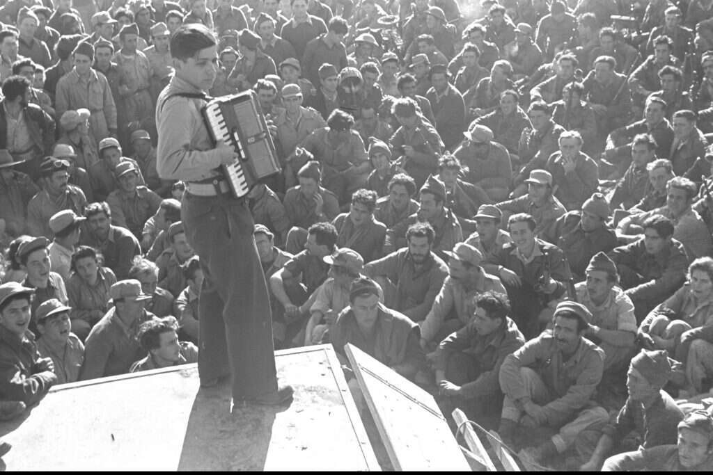 השירים לא היו נגישים. אנשים ישבו בבית וקיוו לשמוע אותם. הופעה מול חיליים, 1948. | לע"מ