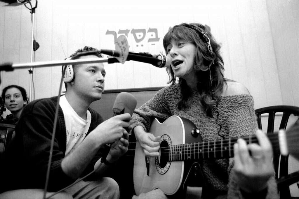 הכוח של הרדיו כמדיום הוא כבר לא מה שהיה פעם.
קורין אלאל וגיא פינס בשידור בגל"צ. | משה שי- פלאש 90