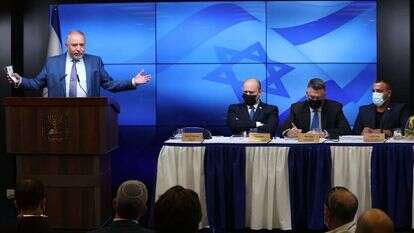 שר האוצר ליברמן עם בנט, סער וקארה בהצהרה הכלכלית, | עמית שאבי