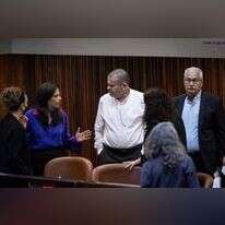 וליד טאהא (במרכז) משוחח עם איילת שקד ועידית סילמן במליאת הכנסת. | יונתן זינדל, פלאש 90