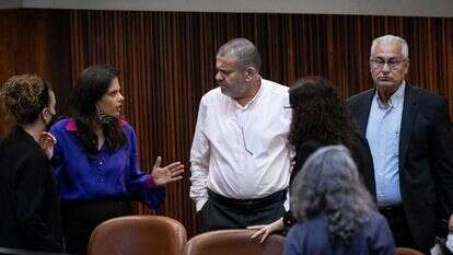 וליד טאהא (במרכז) משוחח עם איילת שקד ועידית סילמן במליאת הכנסת. | יונתן זינדל, פלאש 90