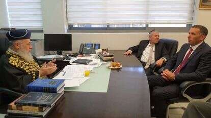 השר כהנא ויועצו אבינועם קוטשר בלשכת הרב הראשי לאו, בחודש שעבר.