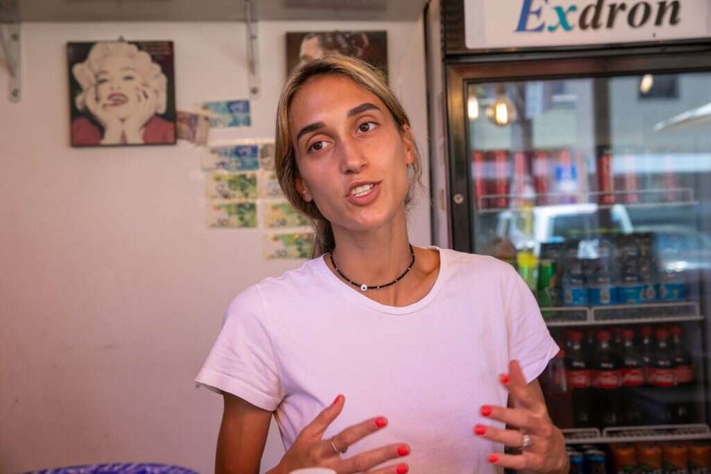 הודיה זר. | יוסי אלוני