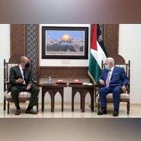 האדי עמר בפגישה עם אבו מאזן בביקורו הקודם באזור במבצע שומר החומות. | EPA