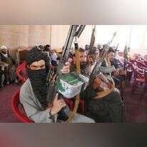 אזרחים אפגנים מתכוננים להיאבק בכוחות טליבאן. | EPA