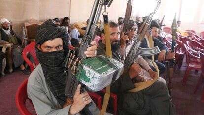 אזרחים אפגנים מתכוננים להיאבק בכוחות טליבאן. | EPA