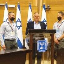 ניצן הורביץ יחד עם הזוג איתי ויואב פנקס ארד, שעתר בדרישה לאפשר לו פונדקאות. | עטרה גרמן