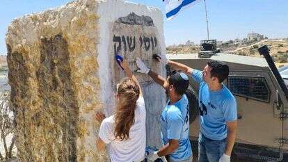 הפעילים מנקים את האנדרטה לזכר יוסי שוק ז"ל. | תנועת "אם תרצו"