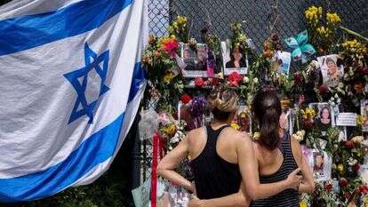 קיר זיכון סמוך לזירת קריסת הבניין בסרפסייד, פלורידה. | EPA