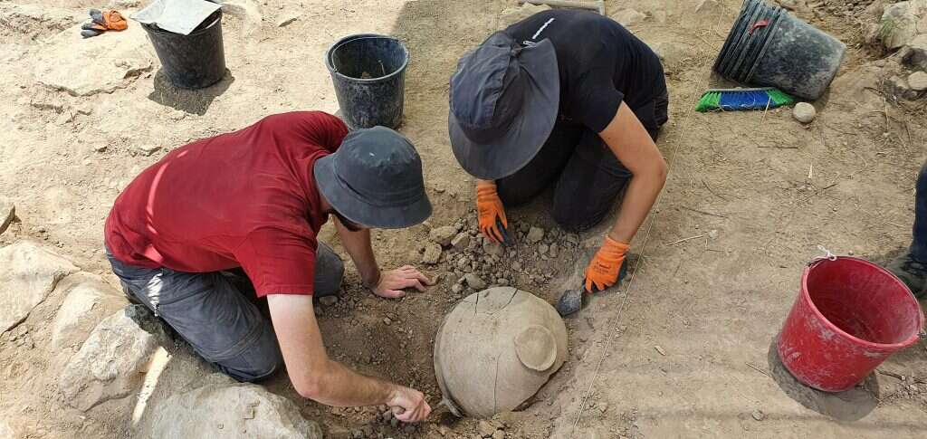 חשיפת קנקן מימי השופטים בחורבת אל ראעי. | סער גנור, רשות העתיקות