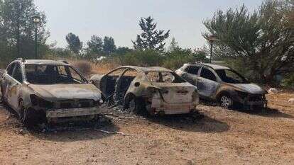 שלושה מהרכבים שנשרפו