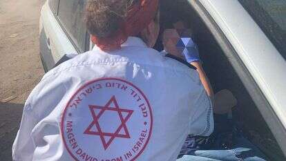 סוזן מטוס מקבלת טיפול רפואי אחרי השוד. | דוברות הר חברון