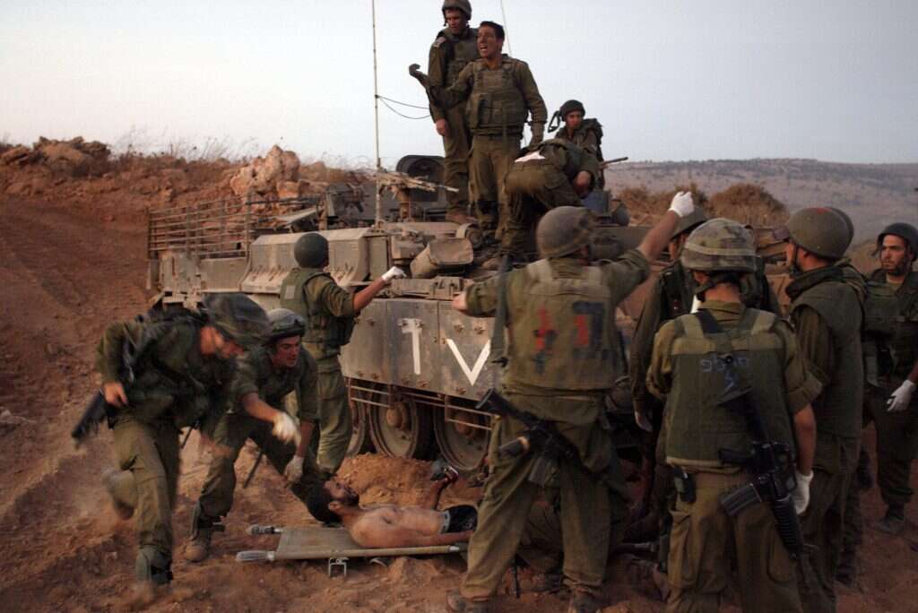 נגמ"ש בגבול לבנון במהלך פינוי פצועים ביום הקרב, 26 ביולי 2006. | AP