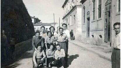 אסיפת מדריכים, השומר הצעיר מקדוניה, סקופיה, 1939 .
יעקב קלדרון עומד בשורה העליונה ראשון משמאל. | אוסף משפחתי אסיפת מדריכים, השומר הצעיר מקדוניה, סקופיה, 1939 .
יעקב קלדרון עומד בשורה העליונה ראשון משמאל. | אוסף משפחתי