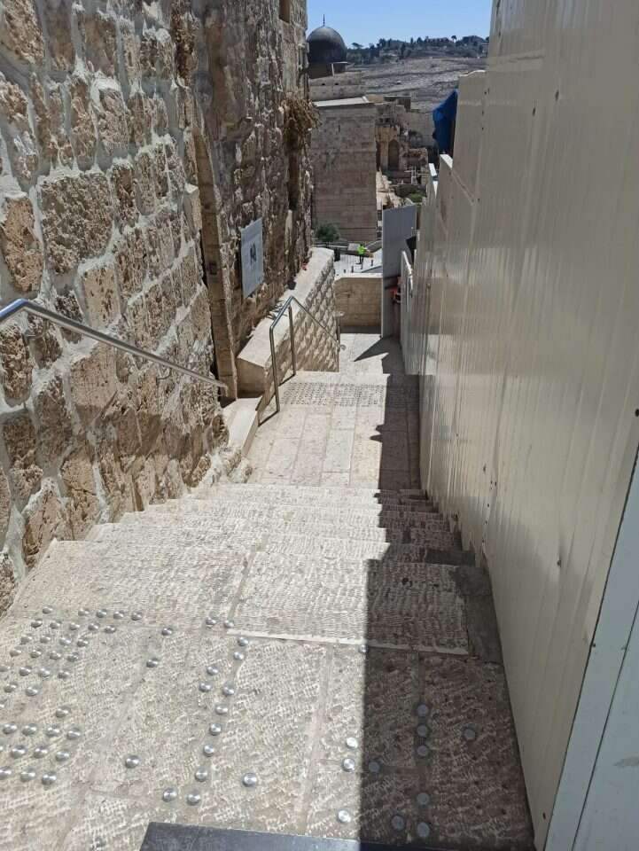 המדרגות לכותל המערבי, שרוחבן הצטמצם בחצי