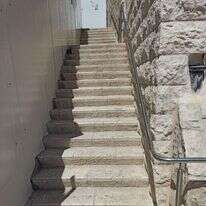 המדרגות לכותל המערבי, שרוחבן הצטמצם בחצי המדרגות לכותל המערבי, שרוחבן הצטמצם בחצי