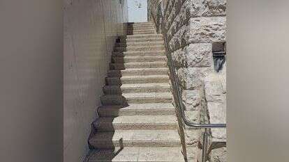 המדרגות לכותל המערבי, שרוחבן הצטמצם בחצי