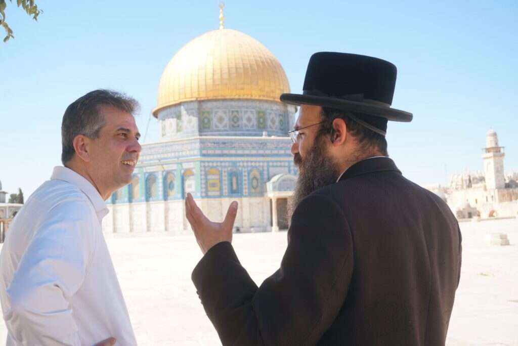 ח"כ אלי כהן עם הרב שמשון אלבוים ממטה ארגוני המקדש, השבוע בהר הבית. | חיים קרויזר, מטה ארגוני המקדש ח"כ אלי כהן עם הרב שמשון אלבוים ממטה ארגוני המקדש, השבוע בהר הבית. | חיים קרויזר, מטה ארגוני המקדש