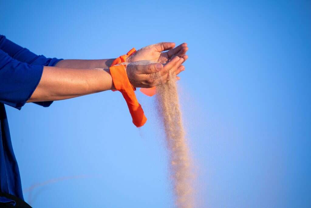 "המכונית שלנו מלאה עכשיו בסרטים כתומים". | אביטל הירש "המכונית שלנו מלאה עכשיו בסרטים כתומים". | אביטל הירש