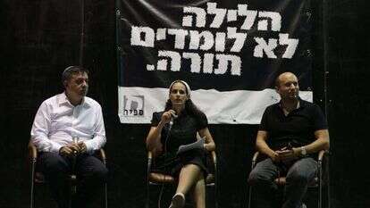 מעורר למחשבה על עיצוב טקס יהודי־ישראלי חדש.
נפתלי בנט, שרה ב"ק ואבי גבאי באפרת, תשעה באב תשע"ז | מרים צחי