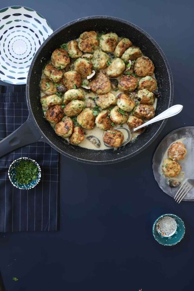 קציצות עוף בקרם קוקוס ופטריות. | אפרת ליכטנשטט