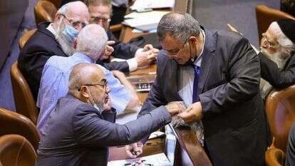 רגע של הפסקת אש בעיצומו של עימות אינסופי: ח"כ דוד ביטן מחלק סוכריות לעמיתיו במליאה, אתמול. | נועם מושקוביץ - דוברות הכנסת