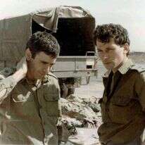 מפקד סיירת מטכ״ל בר-לב ורס״ן דאז בן-אברהם בתדרוך אחרון לקראת אחד המבצעים הנועזים שהיחידה ביצעה, עליו פיקד בן-אברהם