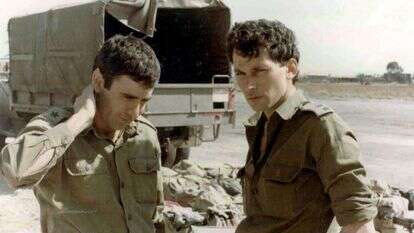 מפקד סיירת מטכ״ל בר-לב ורס״ן דאז בן-אברהם בתדרוך אחרון לקראת אחד המבצעים הנועזים שהיחידה ביצעה, עליו פיקד בן-אברהם