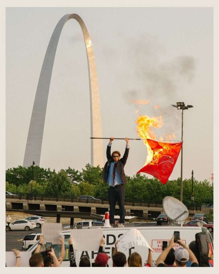 עמוד הפייסבוק של Birds Aren't Real