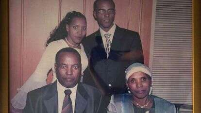 "אבא שלי היה אדם מיוחד, הוא ידע להיכנס ללב האנשים". דסטאו ז"ל לצד אשתו אדנש בחתונת בתם הבכורה. | אביטל הירש