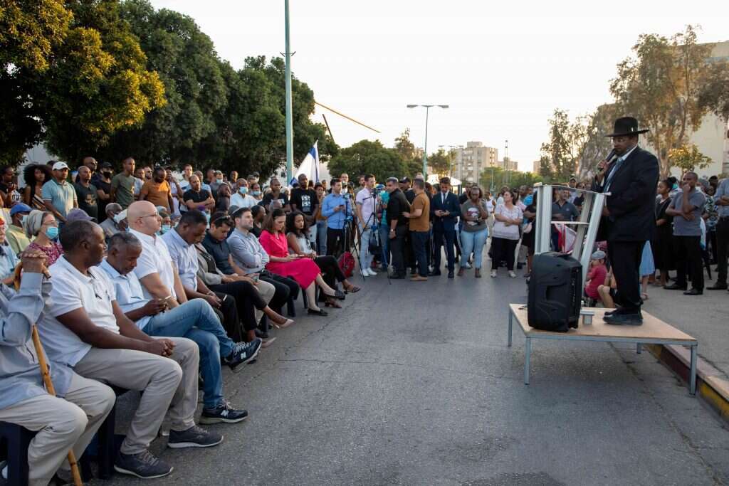 "פיגוע התרחש לעיני כולם - והמדינה שותקת". בעצרת לאחר השבעה. | יעל גולדשטיין