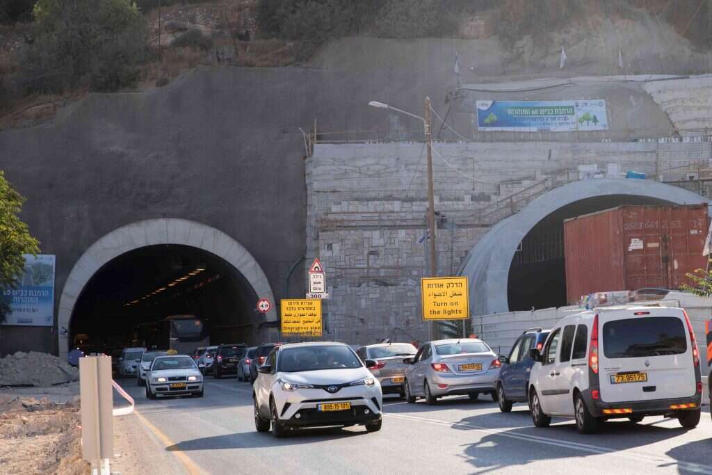 פקקי תנועה בכביש המנהרות. | אופיר דוד