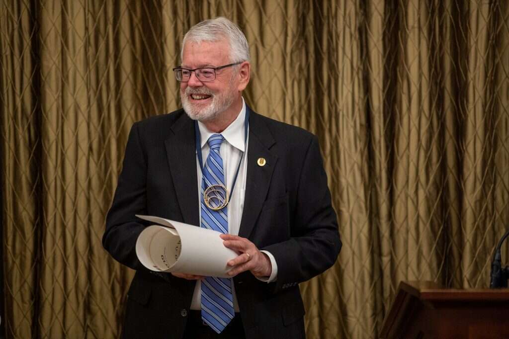 פרופ אלן מקדונלד . | קרן וולף