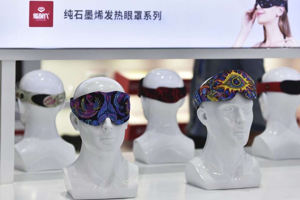 הניצול המסחרי איטי. מוצרי גרפן, כיסויי עיניים עם חימום . | גטי אימג'ס