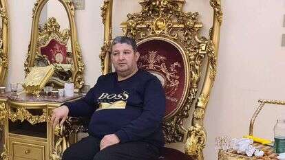 אבו־אלקיעאן בביתו. משמאל: בבית המשפט, השבוע. | דודו גרינשפן