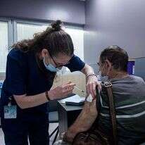 אחות מזריקה למדוכא חיסון מנת חיסון שלישית בבית החולים תל־השומר, השבוע. | אמיר לוי, גטי אימג'ס