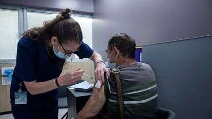 אחות מזריקה למדוכא חיסון מנת חיסון שלישית בבית החולים תל־השומר, השבוע. | אמיר לוי, גטי אימג'ס